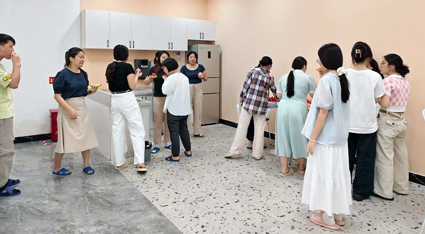 炎夏送清凉 关怀沁人心